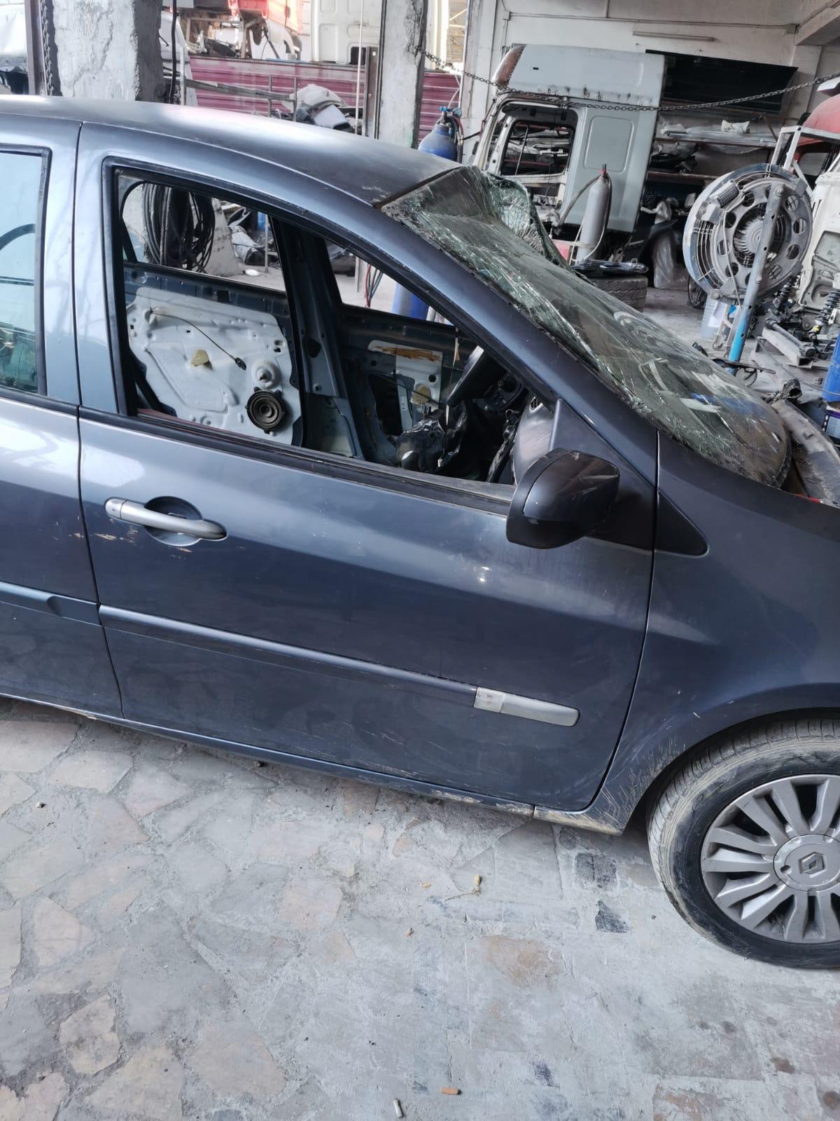 renault- clio-3-cikma-orijinal-sag-on-kapi Renault Clio 3 Çıkma Orijinal Sağ Ön Kapı