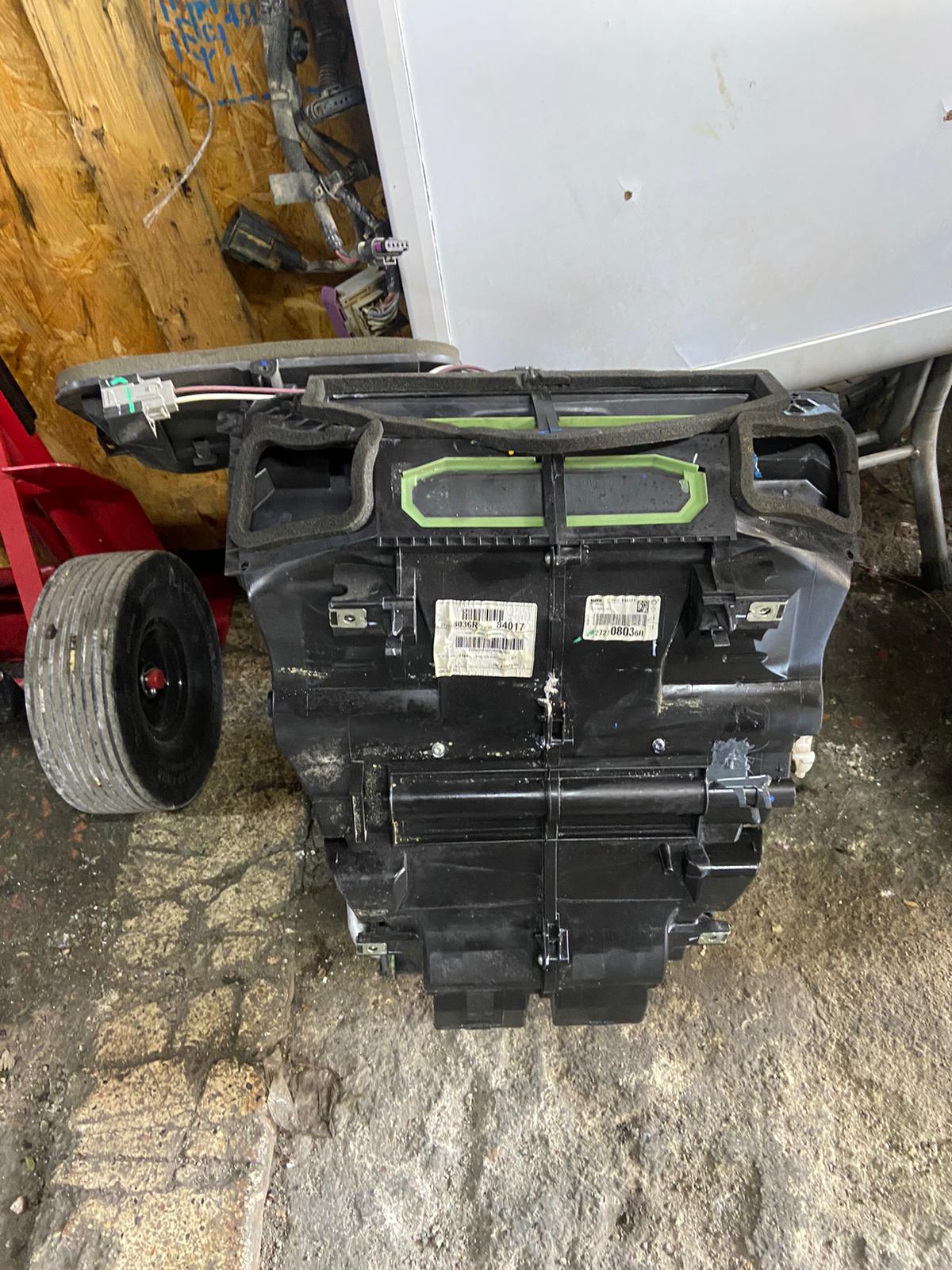 Renault megane 4 çıkma orjinal kalorifer kutusu Renault megane 4 çıkma orjinal kalorifer kutusu