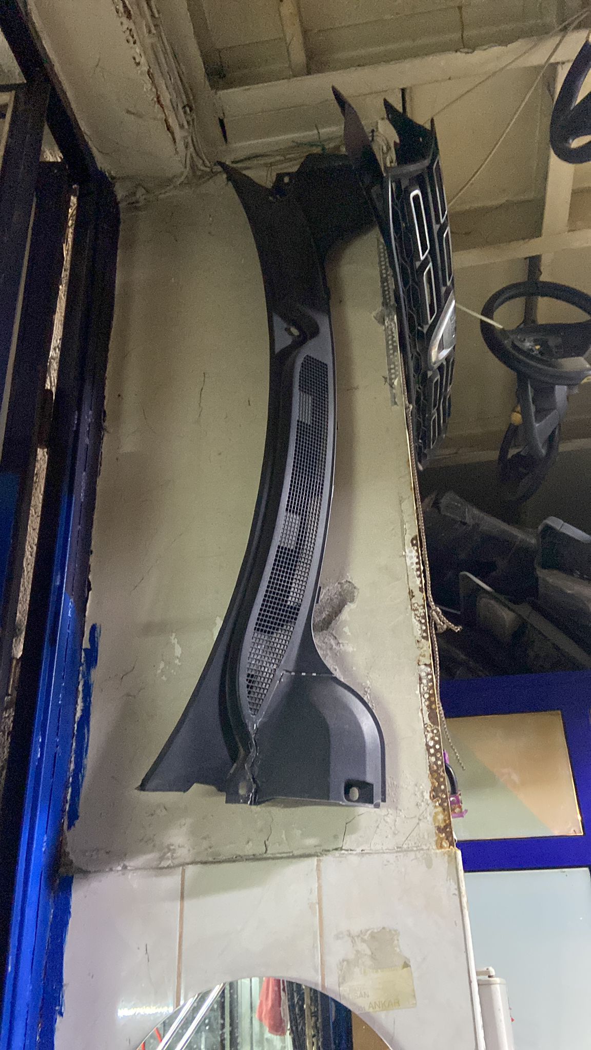 Renault megane 2 çıkma orjinal ön cam ızgarası Renault megane 2 çıkma orjinal ön cam ızgarası
