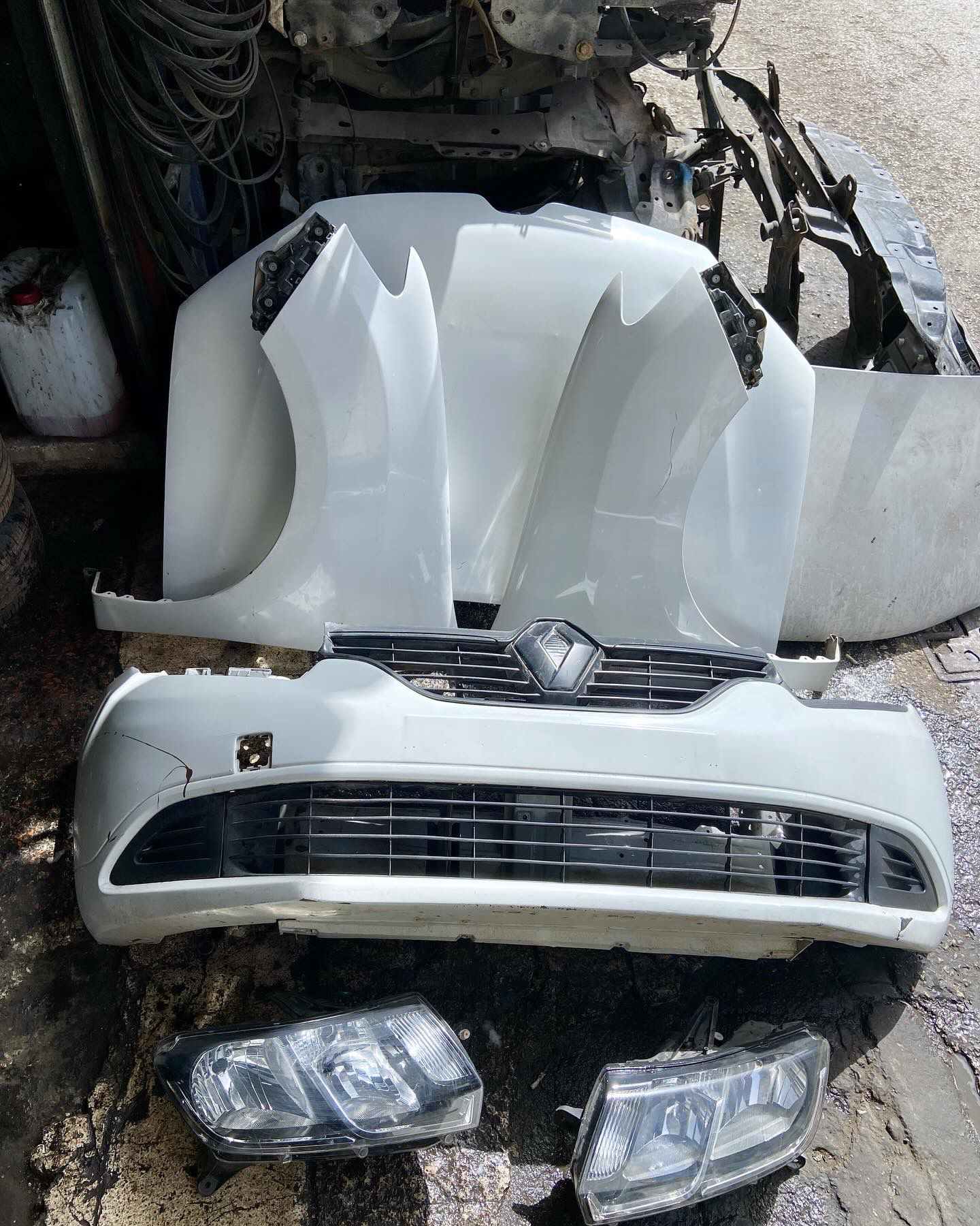 Renault symbol çıkma hatasız beyaz renk komple ön set Renault symbol çıkma hatasız beyaz renk komple ön set