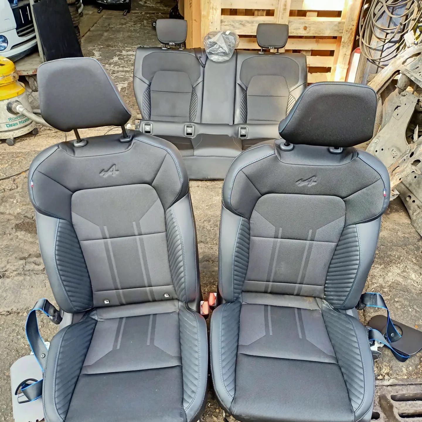 Renault clio 5 alpine sıfır orjinal koltuk takımı Renault clio 5 alpine sıfır orjinal koltuk takımı